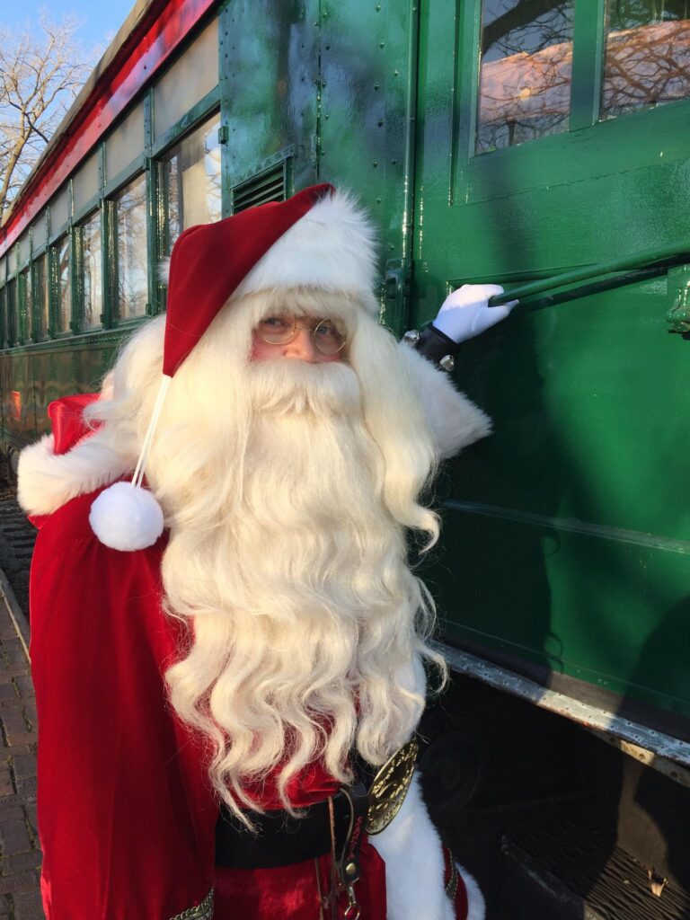 リュージュ Four Seasons Ride Into Christmas Santa-Trolley-768x1024.jpg